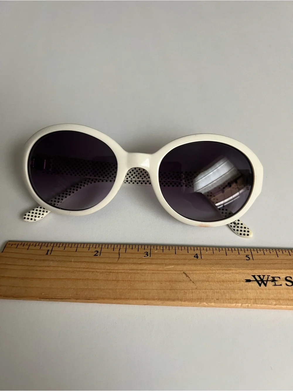 White Oval Sunglasses - Classic Women's Shades mod vintage Style
